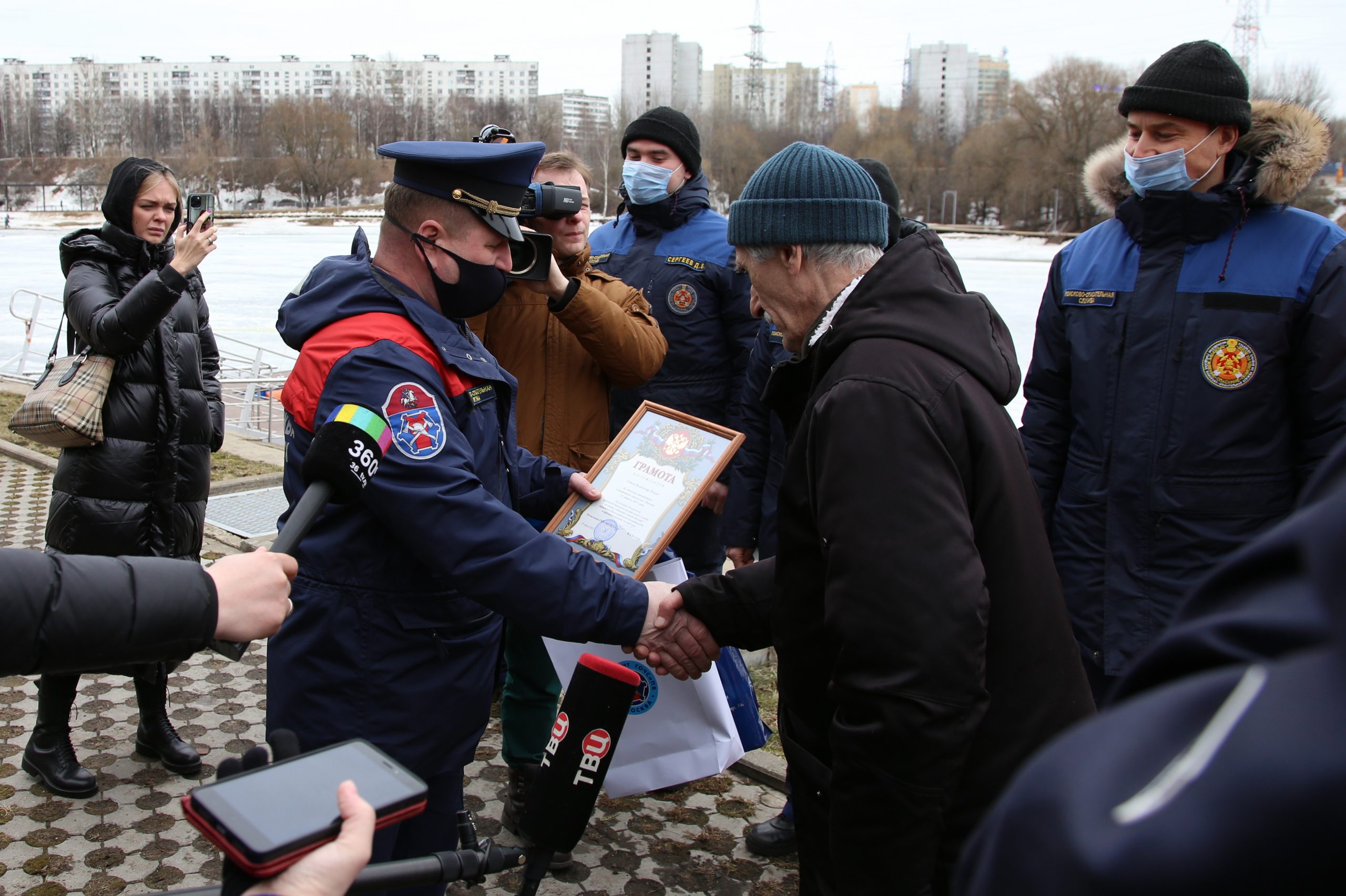 Спасший ребенка на канале им. Москвы мужчина награжден благодарственной грамотой. Фото предоставлено пресс-службой Департамента ГОЧСиПБ