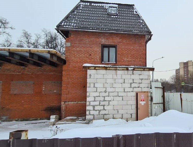 Владелец добровольно демонтировал незаконную пристройку на Правобережной. Фото: mos.ru Владелец добровольно демонтировал незаконную пристройку на Правобережной. Фото: mos.ru