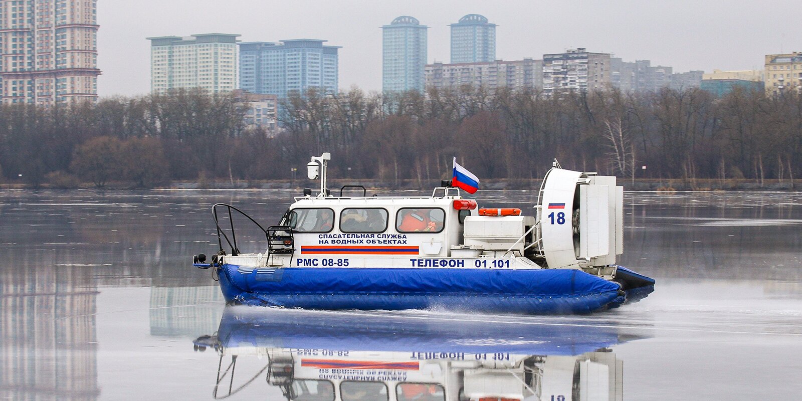 На канале им. Москвы спасатели помогли провалившимся под лед людям
